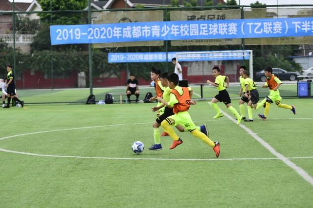 费德勒荣膺2026国际网球名人堂并亲吻奖杯